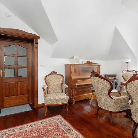 Secesyjny W Spokojnej Okolicy Z Dwoma Sypialniami I Miejscem Do Pracy By Renters Apartamento